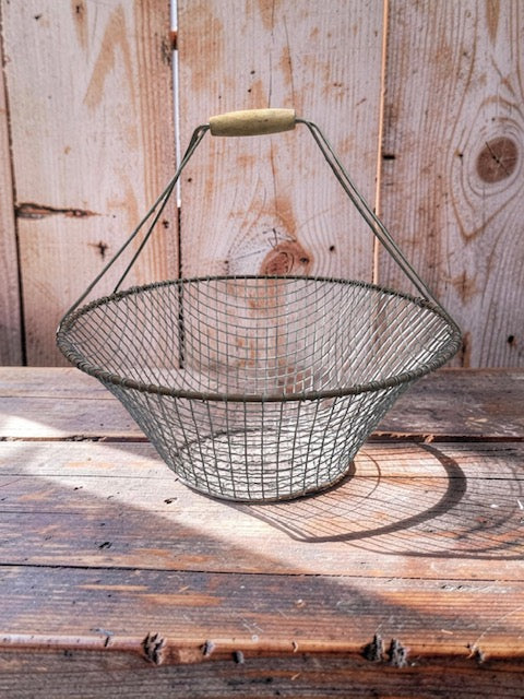 Vintage Wire Carry Basket #7231