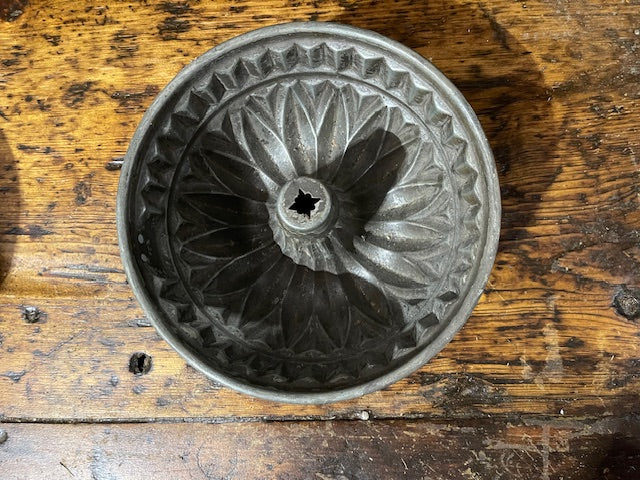 Vintage Tin Cake Baking  Pan  #6077