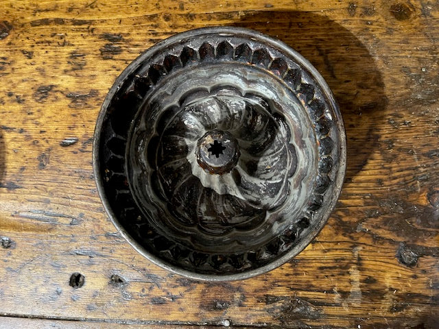 Vintage Tin Cake Baking  Pan  #6078