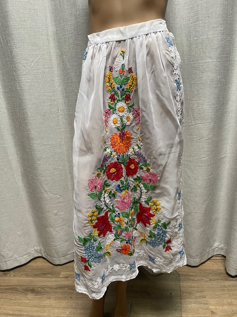 Vintage White Sheer Embroidered Apron  #W133  Includes  AUS POSTAGE