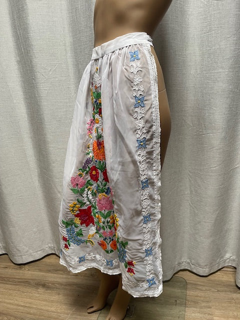 Vintage White Sheer Embroidered Apron  #W133  Includes  AUS POSTAGE