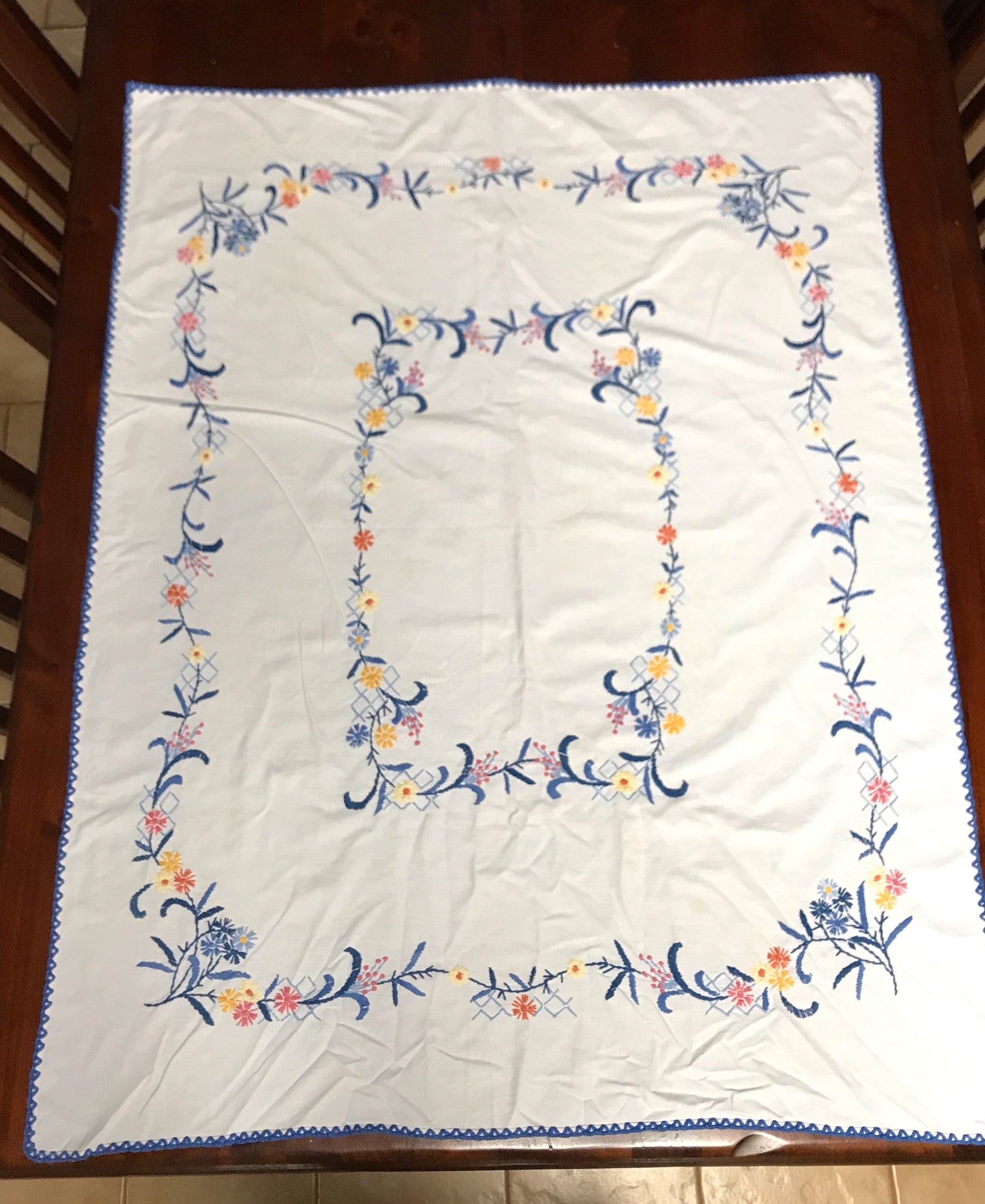 Vintage  Embroidered Table Cloth  #TB16  FREE AUS POSTAGE