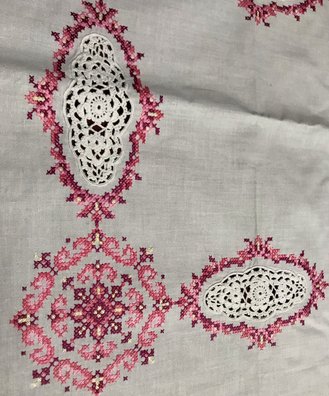 Vintage  Embroidered Table Cloth  #TB17  FREE AUS POSTAGE