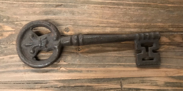 Vintage Metal Key  #3888b