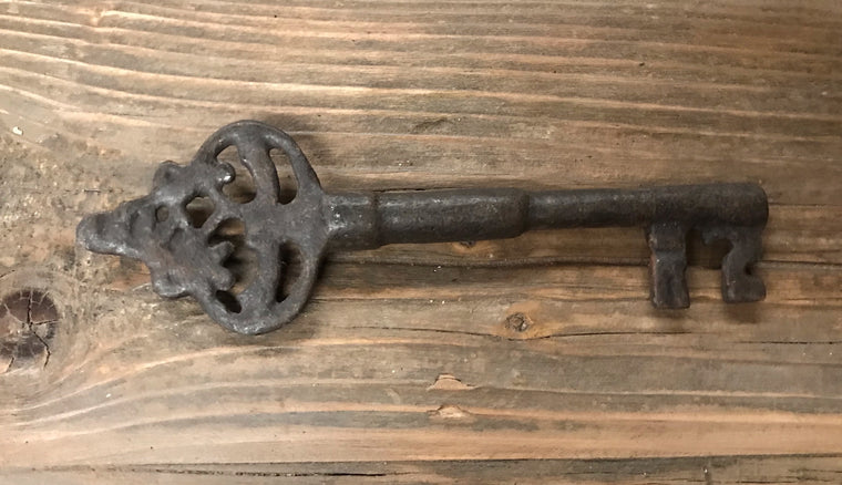 Vintage Metal Key  #3888e