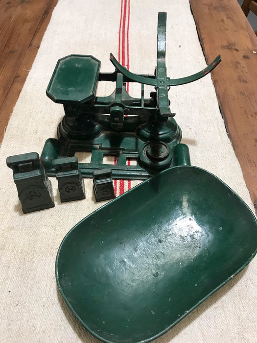 Vintage Kitchen Scale  #3589