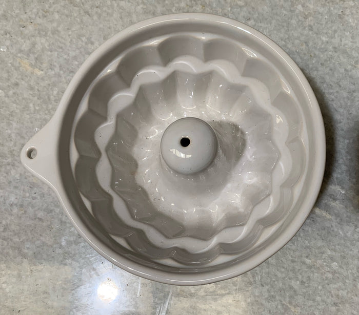 Vintage White Porcelain Cake Baking  Pan  #4672